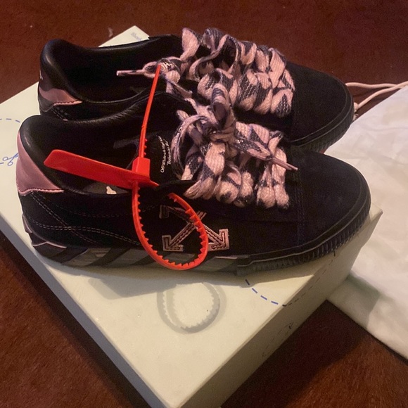 Woman off-white sneaker pink and black only wore once - Picture 2 of 6